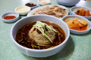  새콤한 막국수, 따끈한 돌쌈밥…부여를 맛보다