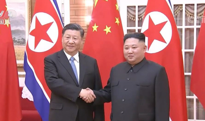 김정은·시진핑 “북중관계 더 발전해야..평화·안정에 유리”