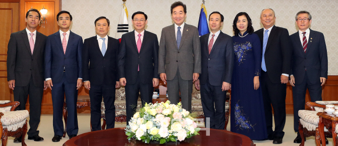 [포토]브엉 딩 후에 베트남 부총리 일행과 기념촬영하는 이낙연 국무총리