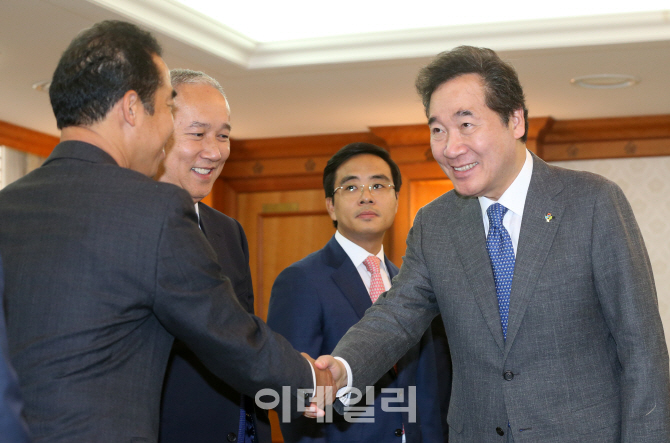 [포토]베트남 부총리 일행과 인사 나누는 이낙연 국무총리