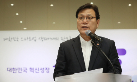 최종구 “핀테크기업 성장 전략 추진…금융업 인가 세분화”