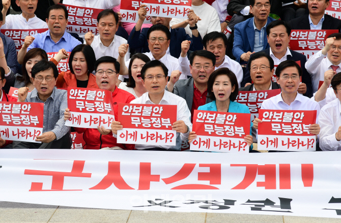 한국당 "文대통령, '北 선박 은폐' 군형법 위반 고발 추진"