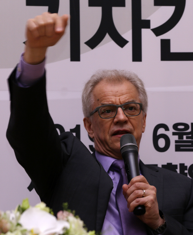 [포토] 기자회견도 지휘하듯...