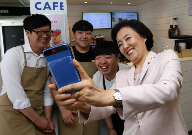[포토] 셀카로 청년창업가 격려하는 박영선 장관
