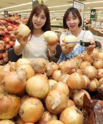 양파 풍작에 도매가 반토막…'農家 살리기' 팔걷은 유통업계