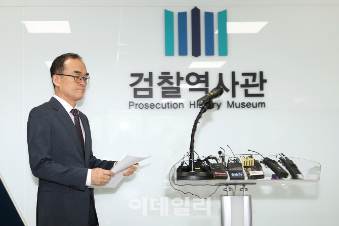 [포토]취재진 앞으로 향하는 문무일 검찰총장