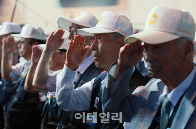 [포토]'국가 유공자들의 경례'