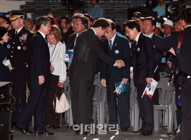 [포토]'악수하는 이낙연-황교안'