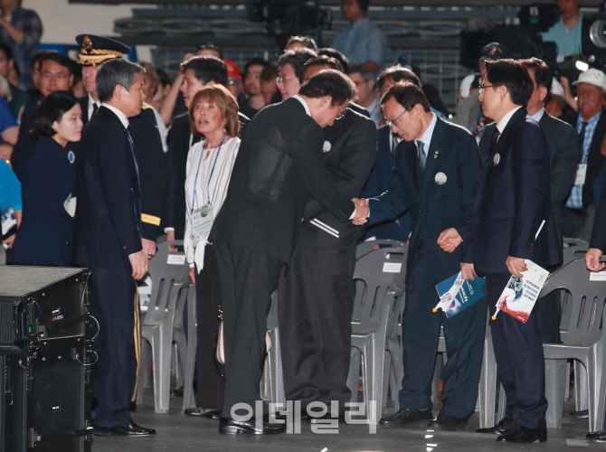 [포토]'악수하는 이낙연-이해찬'