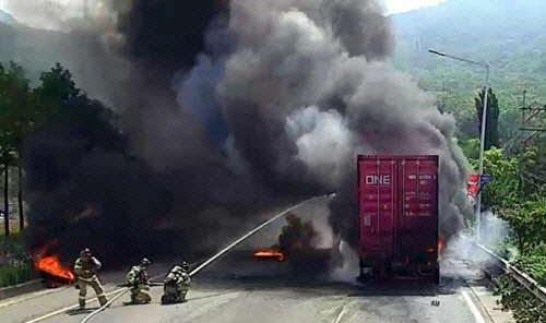 창원터널 화재, 25톤 트럭 전소 "잔여물 처리로 차선 통제 중"