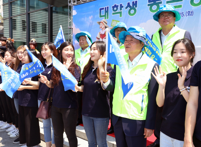 [포토] 김병원 회장, 대학생 농촌봉사단 환송