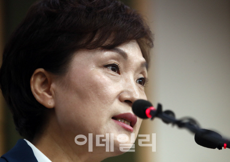 김현미 장관, 김수현 내정설에…미소만 띈 이유는