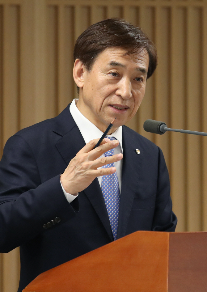 이주열 총재 "물가상승률 1% 밑돌 것..통화정책으론 한계"
