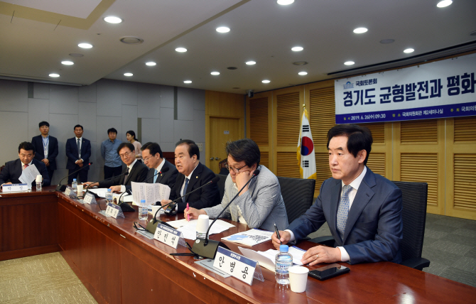 [포토]안병용 의정부시장 "경기북부 불균형 해소 위해 평화통일특별도 설치는 필수"