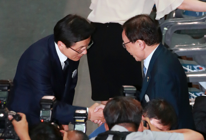 [현장에서]질문 회피 시작한 황교안, 불통 '박근혜 길' 자처하나