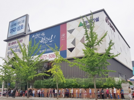 경기 용인시 ‘힐스테이트 광교산’ 모델하우스 북적