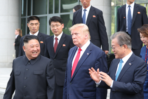 세계가 주목한 DMZ 드라마 “남북미 정상이 만났다”(종합)