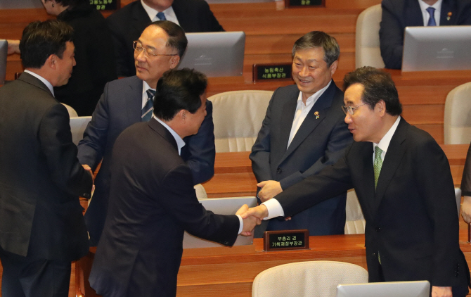 반쪽짜리 추경에 목메다…경기부양 골든타임 놓칠라