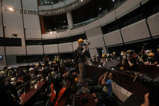 과격해진 홍콩 시위…입법회 진입해 의사당 점거