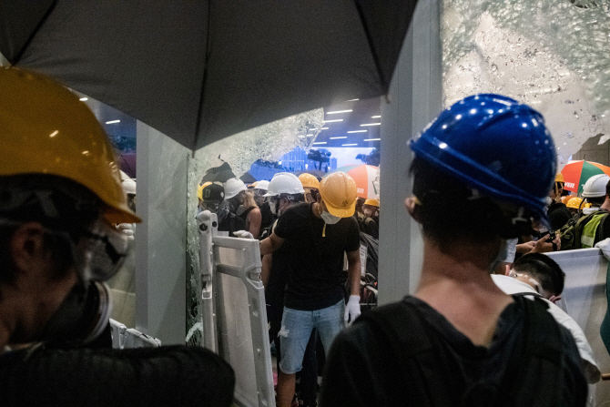 홍콩 반환 22주년, 시위 다시 격화…일부 충돌도