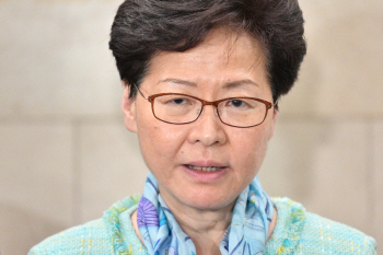 홍콩 입법부 점거 폭력 시위에 비난 봇물..中정부 개입 나서나