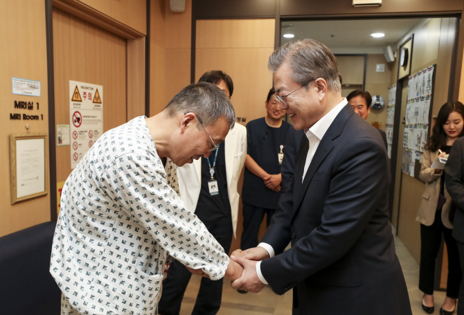 '문재인케어' 현장서 살핀 文대통령…"MRI 가격 묻던 환자들 자연스레 찍게돼"