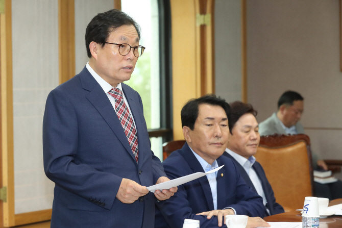 與 "한국당, 선진화법 경찰 수사자료 요구는 명백한 외압"