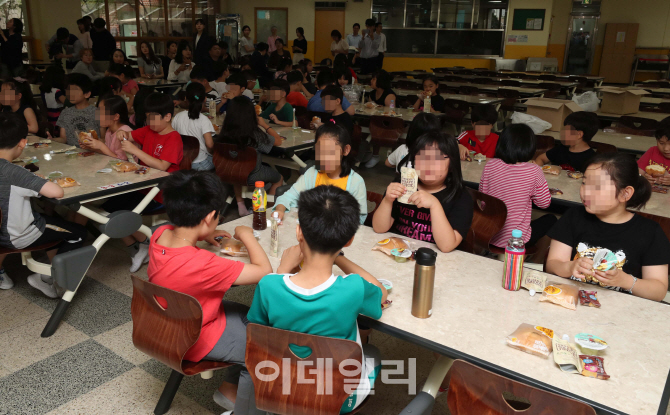 [포토]학교 비정규직 노동자들 총파업으로 초등학교 대체 급식