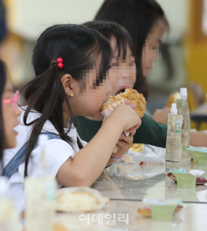 [포토]학교 비정규직 노동자들 총파업, 빵으로 점심식사하는 어린이들