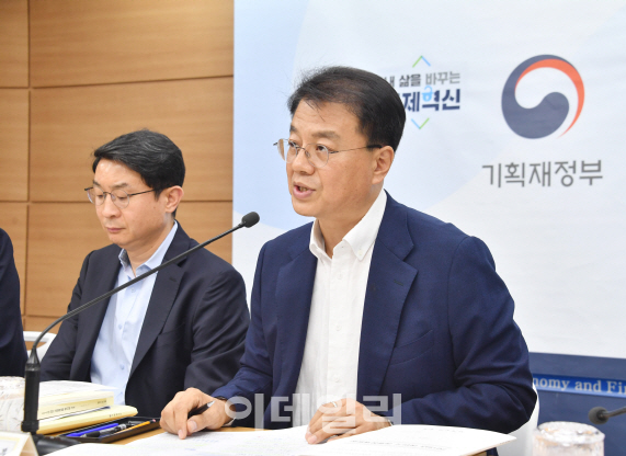 [하반기 경제정책]공공기관 직무급제 도입…勞 "비정규직 저임금 고착" 반발