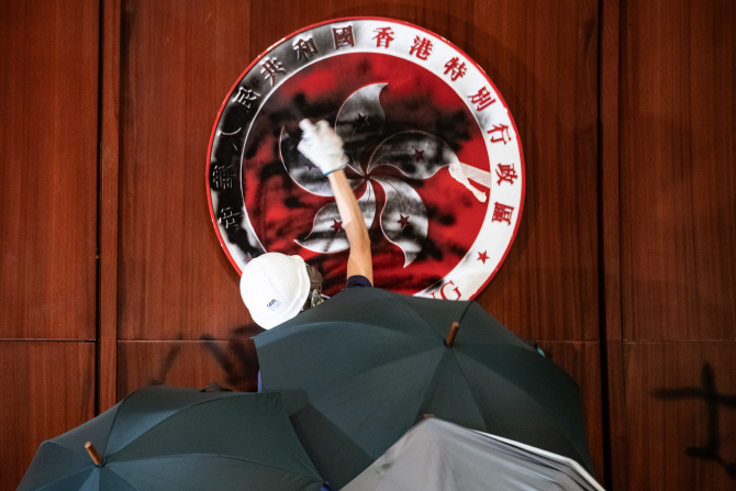 홍콩 폭력 시위대 후폭풍…캐리람 방조설 '솔솔'