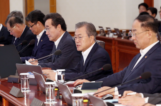 文대통령이 강조한 '상상력'… 하반기 경제정책엔 없다