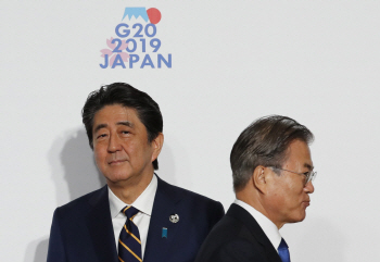 아베 추가 보복카드 꺼낼까?…日서도 "WTO 위반" 비난 줄이어