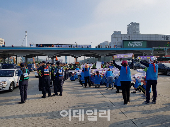 톨게이트 수납원들 집회 잇따라…"정부가 문제 해결해야"