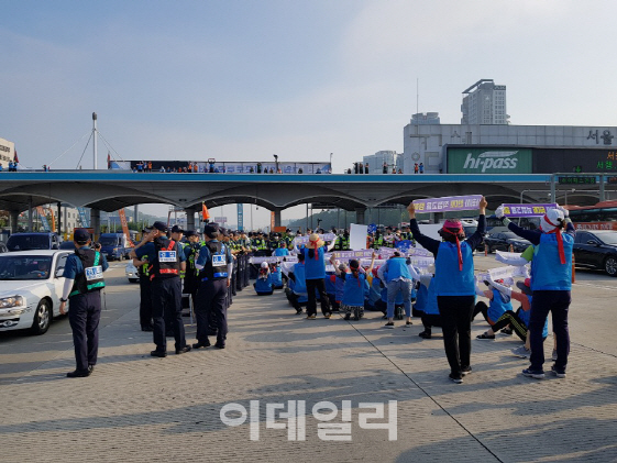 "천오백 집단해고, 靑책임져라"…톨게이트 수납원들, 고속도로 점거 농성