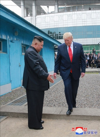日언론 “트럼프, 김정은에 친서 보내 ‘판문점 회동’ 의사 전달”