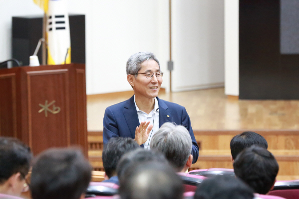 윤종규 KB 회장 "워크 다이어트로 주40시간 근무제 정착해야"