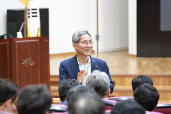 윤종규 KB 회장 "워크 다이어트로 주40시간 근무제 정착해야"