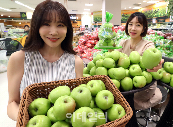 [포토]이마트, 가장 빨리 먹는 햇사과 '썸머킹' 선보여