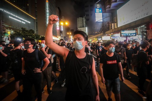 홍콩 시위대, 몽콕 쇼핑가 점거하고 또 경찰과 충돌