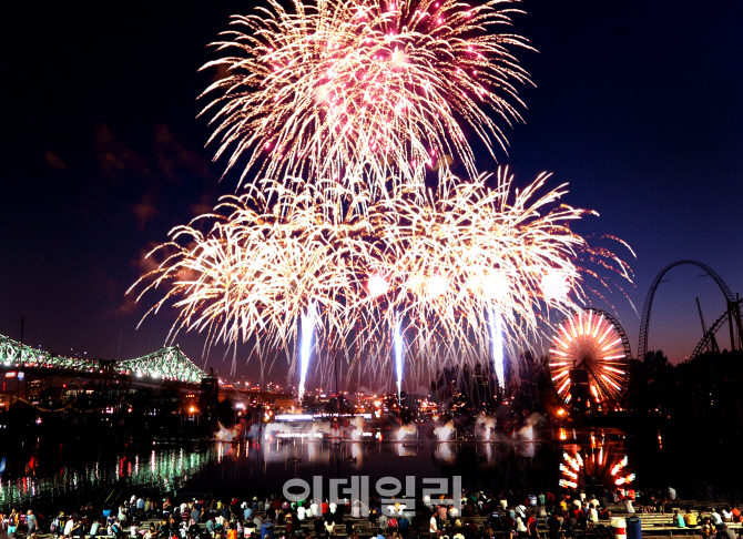 ㈜한화, 캐나다 몬트리올 국제불꽃축제 참가…韓 기술력 뽐냈다