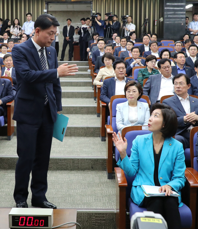 친박, 다시 한국당 전면에…비박 "이대론 총선 승리 어렵다"