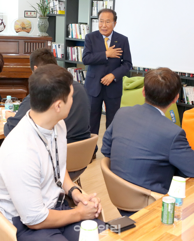 [포토]구자관 삼구아이앤씨 회장, '노요지마력 일구견인심(路遙知馬力 日九見人心)'