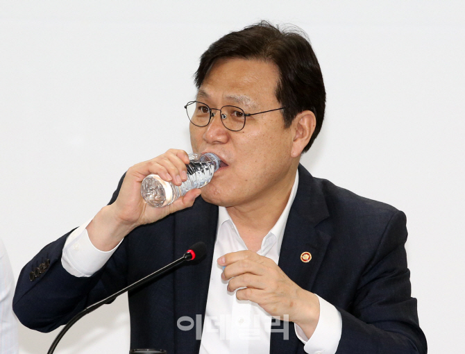 [포토]물 마시는 최종구 위원장