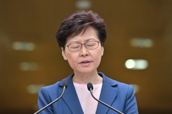 홍콩 100만 시위 한 달…백기 든 캐리 람 "송환법은 죽었다"