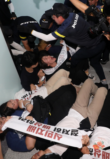 "사죄하고 경제보복 중단하라"…미쓰비시 기습 시위 대학생단체, 경찰 연행
