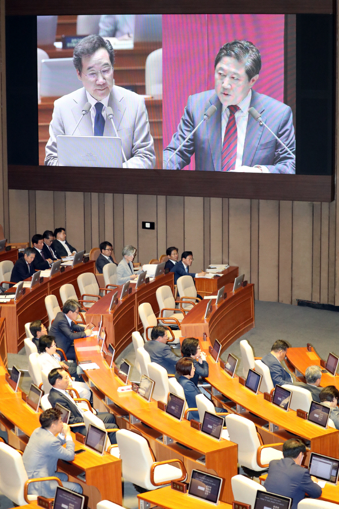 대정부 질문 첫날…北목선·日제재 질타한 野, 남북미 회동 띄운 與