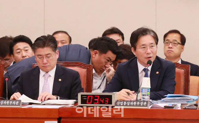 [포토]성윤모 장관 '日 상식 반하는 규제...차분하고 엄중하게 대응'