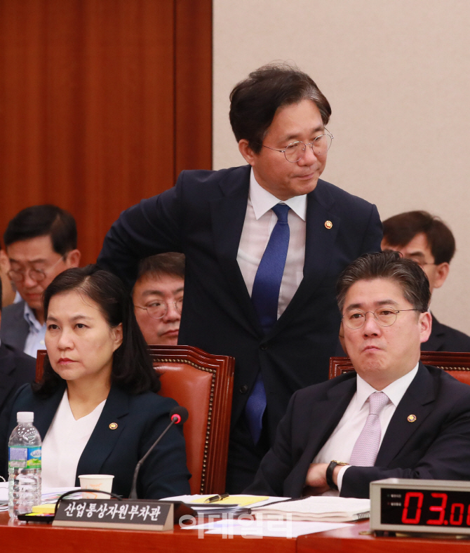 [포토]제안설명 후 자리 앉는 성윤모 장관