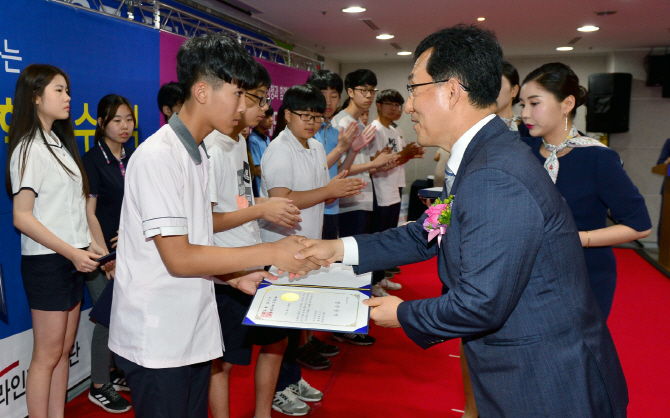 [포토] 장학금 전달하는 공병탁 라인건설 총괄사장